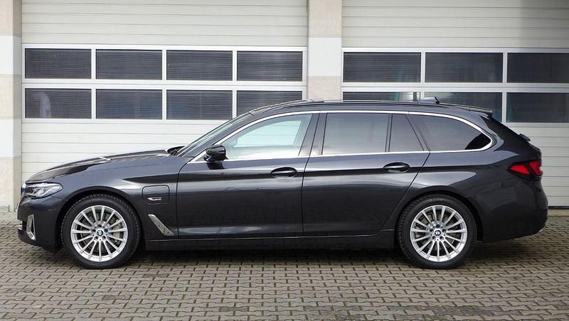 Gebraucht BMW 530e Luxury Line 286 PS (210 kW) 2022 Sophistograu Kombi