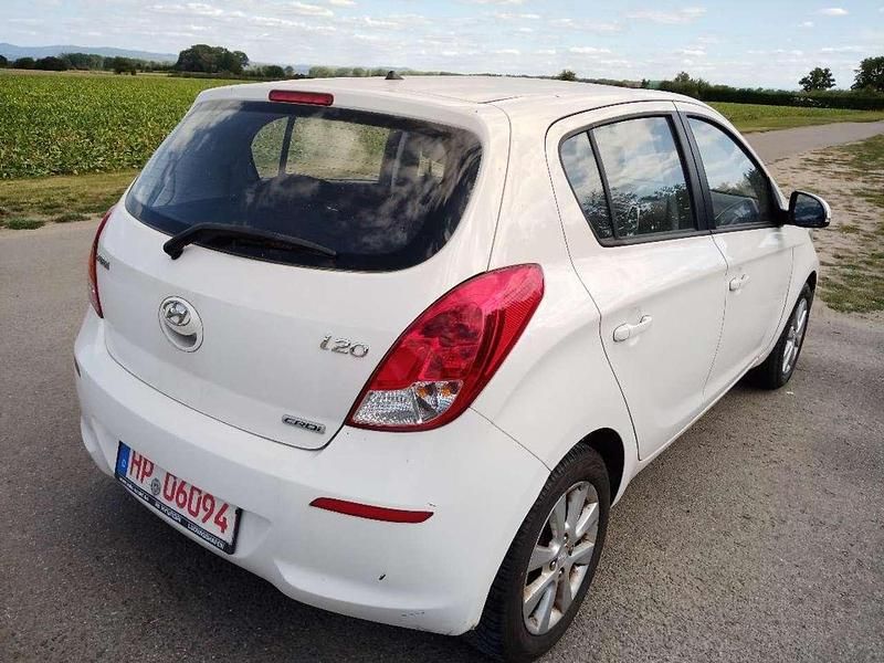 Gebraucht Hyundai i20 Edition 75 PS (55 kW) 2013 Coral white / sol Kleinwagen