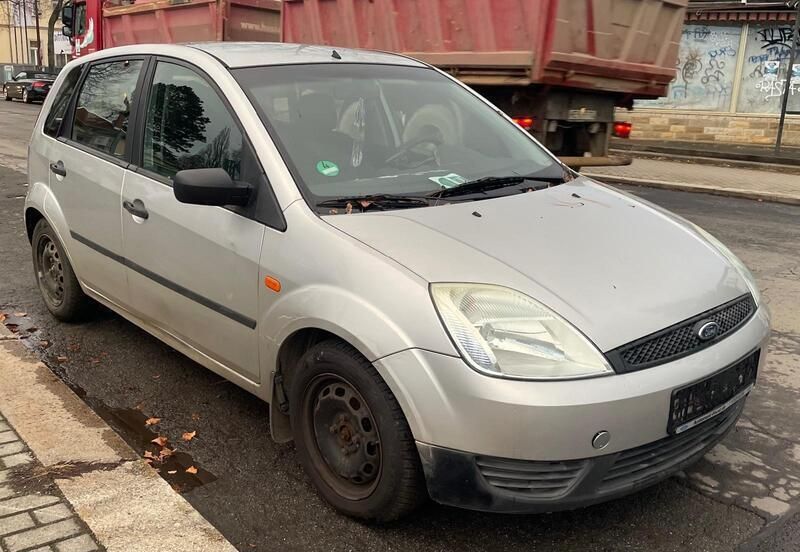 Grau Gebraucht 2004 Ford Fiesta Kleinwagen | 799 € (Guter Preis) - Bild 1/4