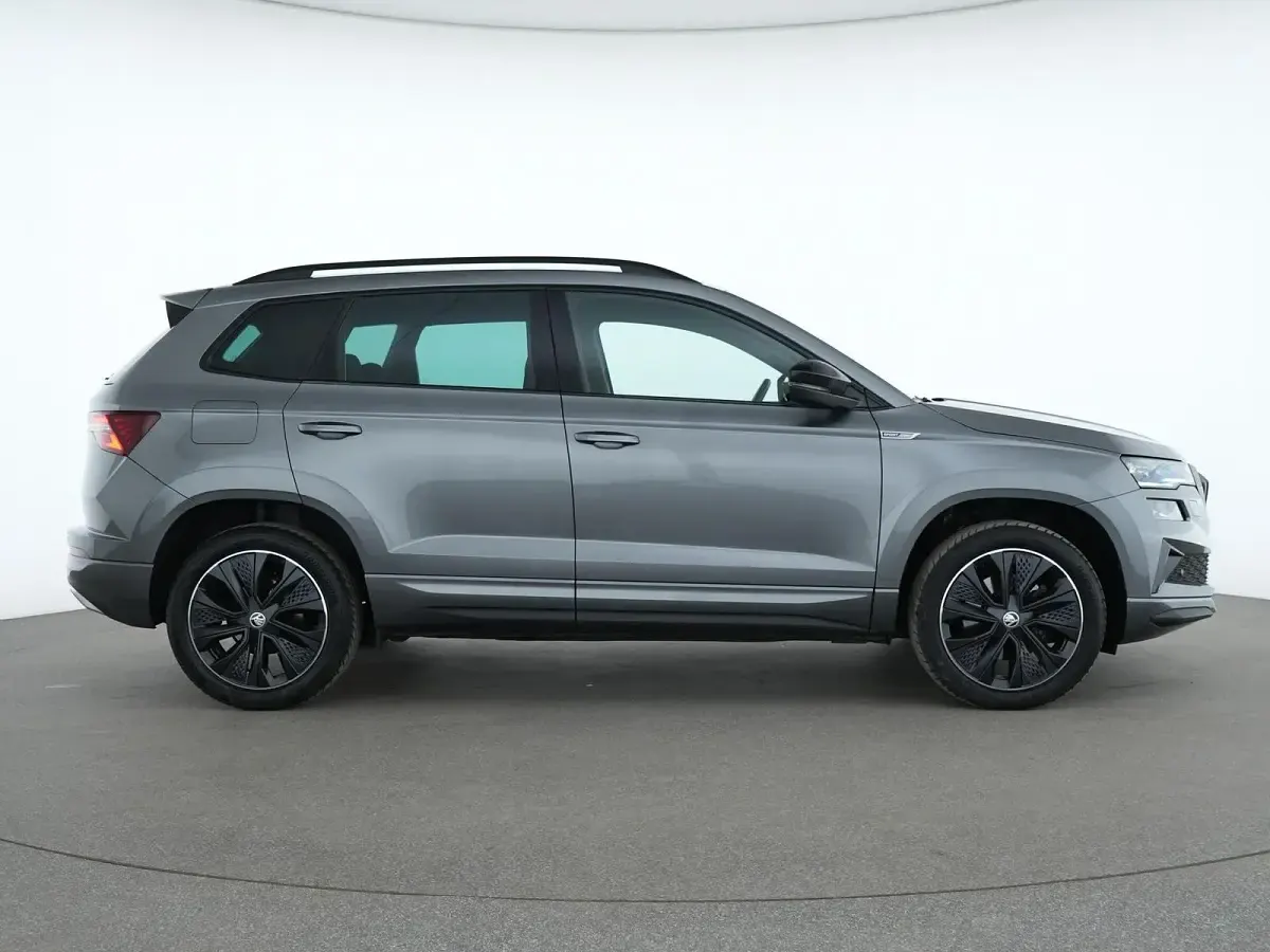 Gebraucht Skoda Karoq SportLine 150 PS (110 kW) 2024 Graphite grau SUV