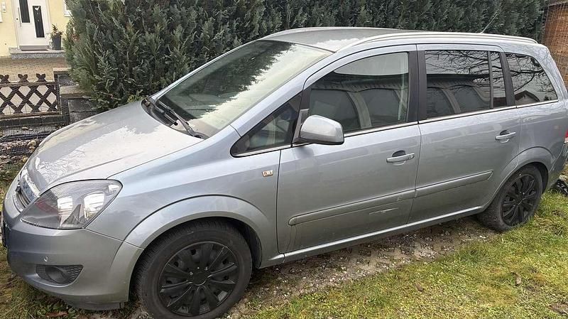Grau Gebraucht 2011 Opel Zafira Design Edition Van / Kleinbus | 2.000 € (Superpreis) - Bild 1/4