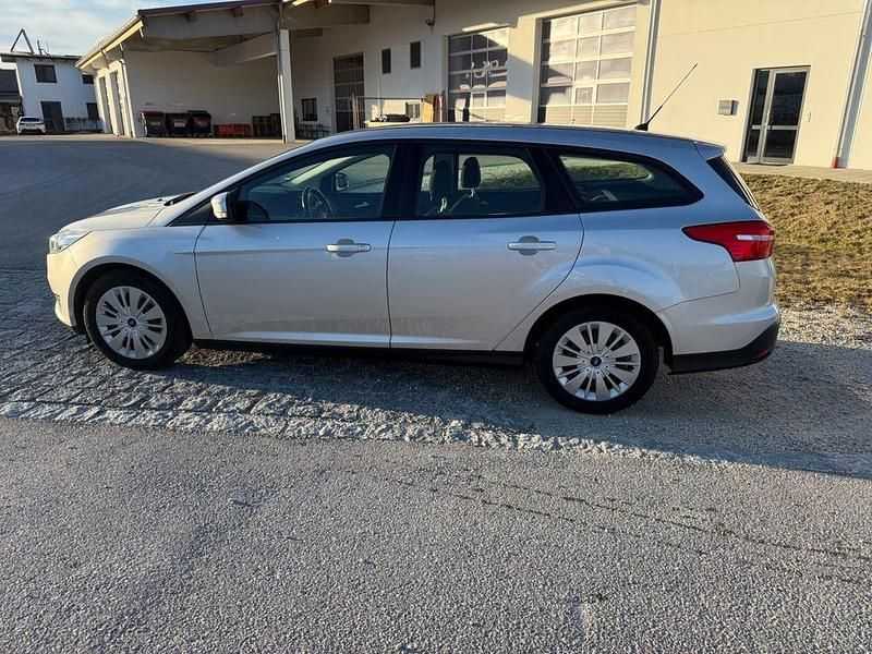 Gebraucht Ford Focus 101 PS (74 kW) 2015 Silber Limousine