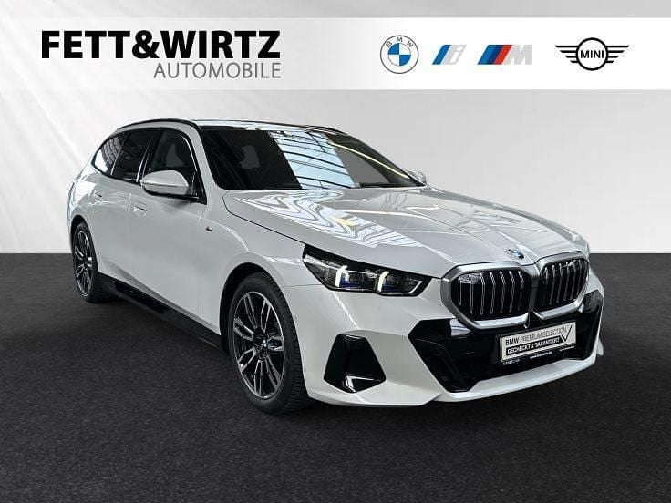 Mineralweiß metallic Gebraucht 2024 BMW 520 M Sport Kombi | 49.900 € (Fairer Preis) - Bild 1/3