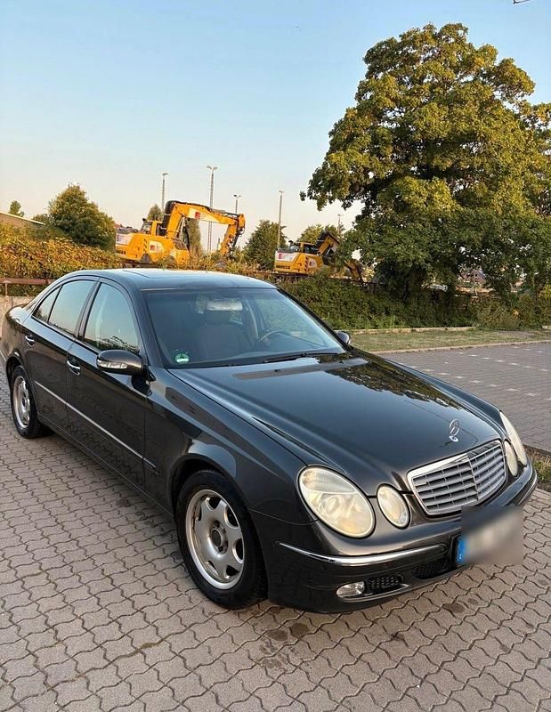Grau Gebraucht 2004 Mercedes E320 Limousine | 3.700 € (Superpreis) - Bild 1/4