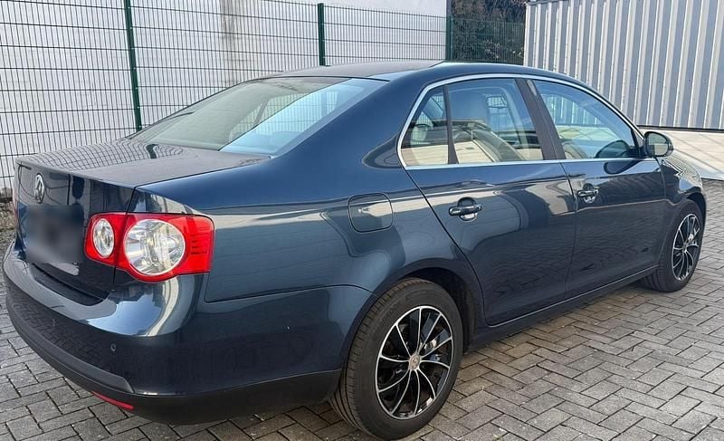 Gebraucht VW Jetta 105 PS (77 kW) 2006 Blau Limousine