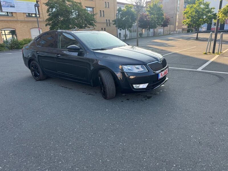 Schwarz Gebraucht 2015 Skoda Octavia Ambition Limousine | 8.200 € (Guter Preis) - Bild 1/4