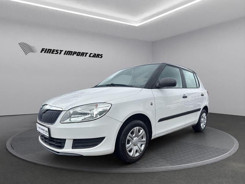 Weiß Gebraucht 2013 Skoda Fabia Active Limousine | 5.955 € (Etwas zu teuer) - Bild 1/4