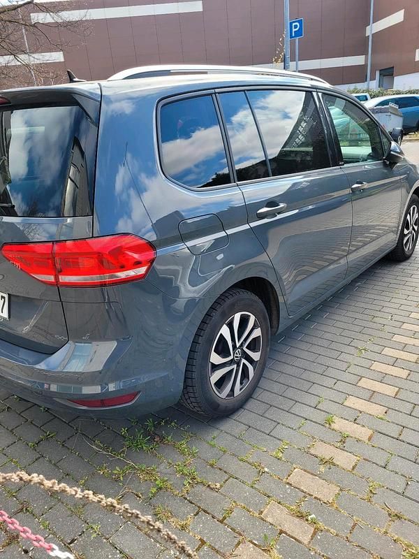 Grau Gebraucht 2022 VW Touran Comfortline Van / Kleinbus | 25.900 € (Fairer Preis) - Bild 1/4