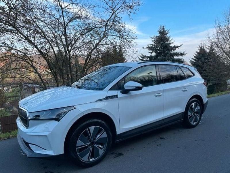 Weiß met. Gebraucht 2023 Skoda Enyaq iV Loft SUV | 32.990 € (Fairer Preis) - Bild 1/4