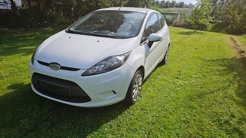 Gebraucht Ford Fiesta 60 PS (44 kW) 2009 Weiß Kleinwagen