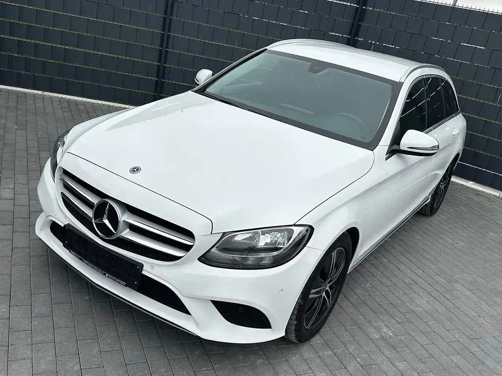 Gebraucht Mercedes C300 Avantgarde 258 PS (189 kW) 2019 Weiß Limousine