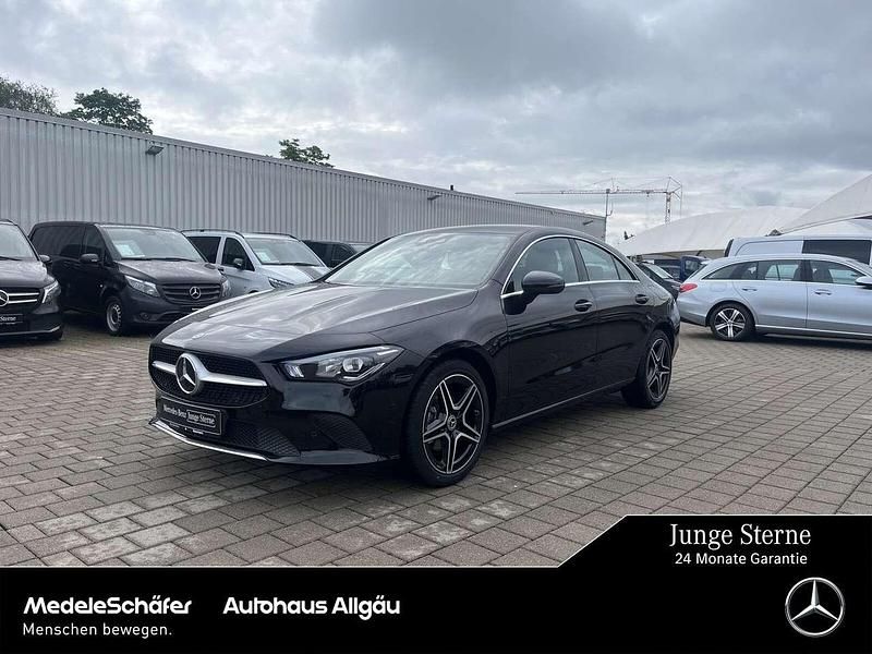 Lack kosmosschwarz Gebraucht 2022 Mercedes CLA180 Progressive Limousine | 30.450 € (Fairer Preis) - Bild 1/4