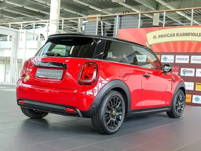 Gebraucht Mini Cooper SE 135 kW (184 PS) 2023 Chili red Kleinwagen
