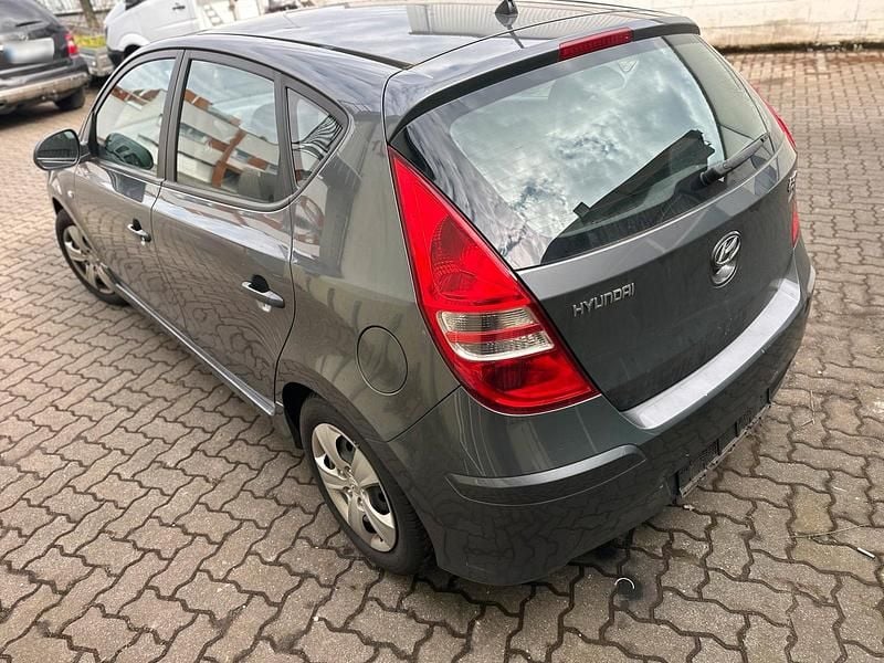 Gebraucht Hyundai i30 109 PS (80 kW) 2011 Blau Kleinwagen