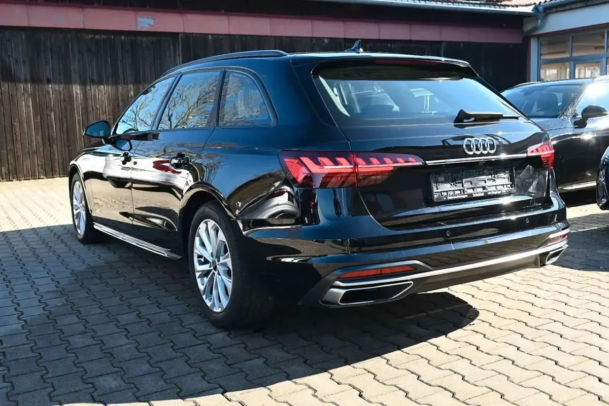 Gebraucht Audi A4 Advanced 163 PS (119 kW) 2023 Brillantschwarz Kombi