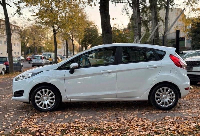 Gebraucht Ford Fiesta 82 PS (60 kW) 2013 Weiß Kleinwagen