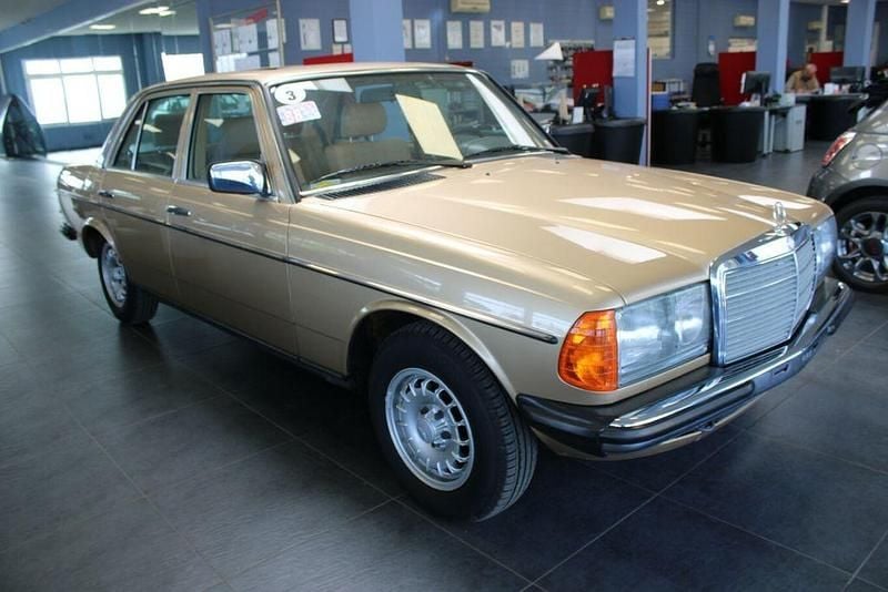Gebraucht Mercedes E230 136 PS (100 kW) 1982 Gold Limousine