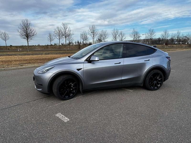 Silber Gebraucht 2023 Tesla Model Y Long Range SUV | 38.000 € (Fairer Preis) - Bild 1/4