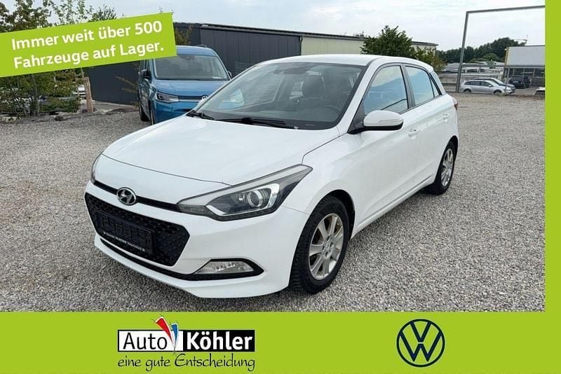 Weiß Gebraucht 2015 Hyundai i20 Intro Edition Limousine | 5.390 € (Guter Preis) - Bild 1/3