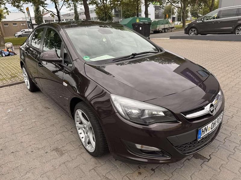 Braun Gebraucht 2015 Opel Astra Edition Limousine | 5.650 € (Fairer Preis) - Bild 1/4