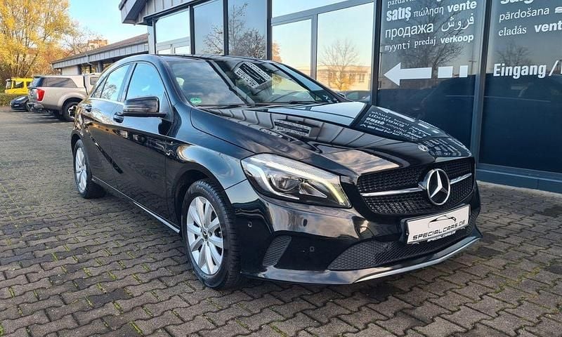 Schwarz Gebraucht 2017 Mercedes A180 Style Limousine | 9.990 € (Superpreis) - Bild 1/4
