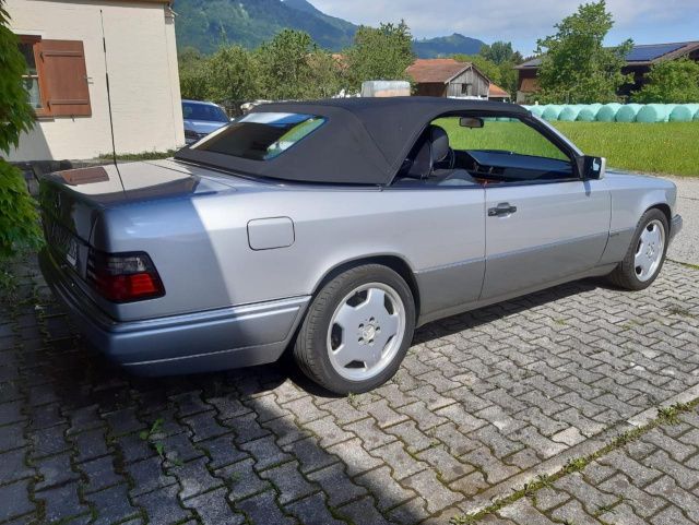 Używany Mercedes E220 150 KM (110 kW) 1997 Srebrny Kabriolet