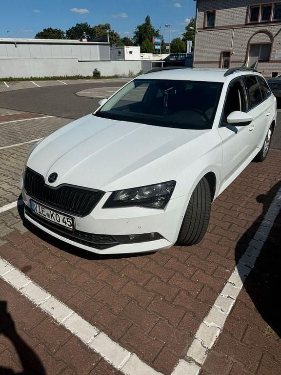Weiß Gebraucht 2016 Skoda Superb Style Kombi | 12.499 € (Superpreis) - Bild 1/4
