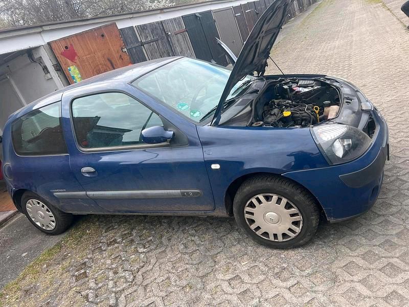 Używany Renault Clio II 75 KM (55 kW) 2005 Niebieski Hatchback