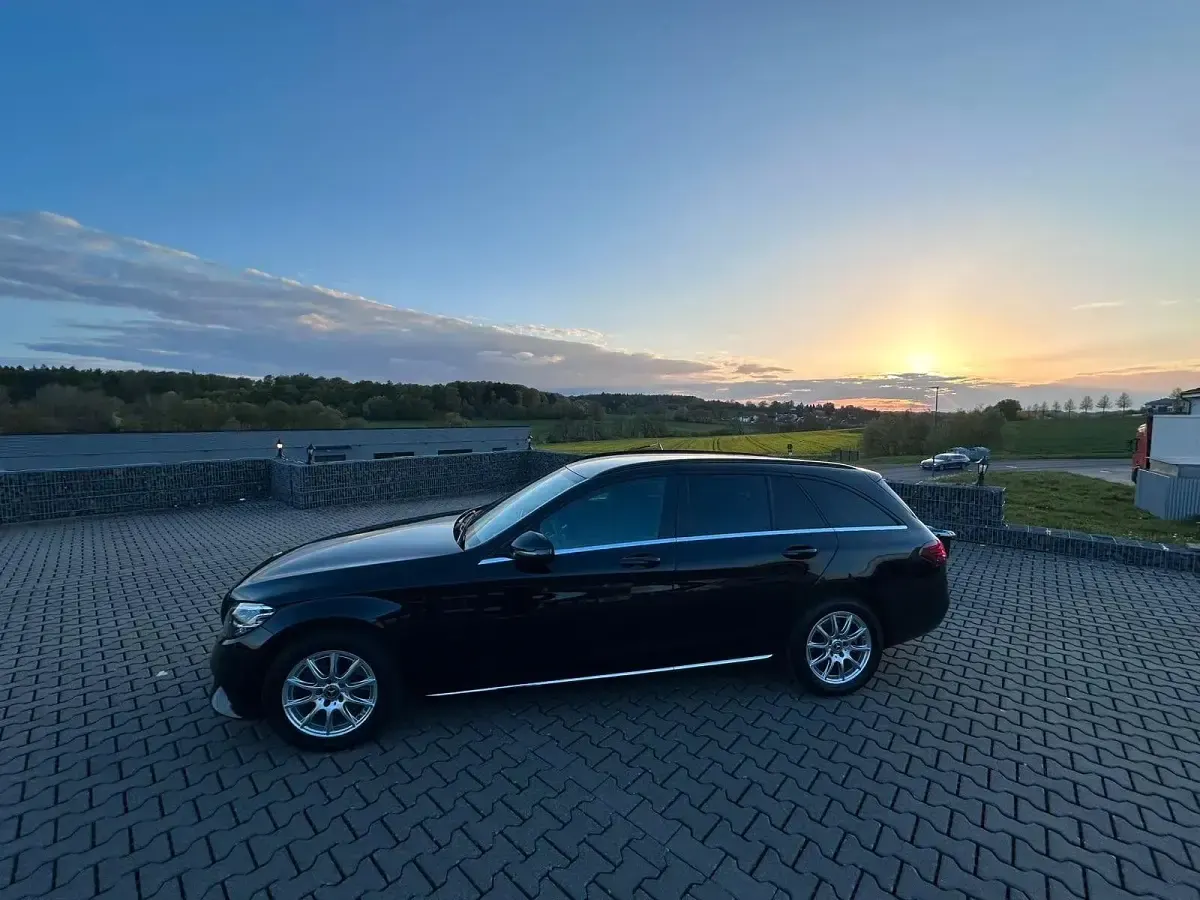 Gebraucht Mercedes C200 160 PS (117 kW) 2019 Schwarz Limousine