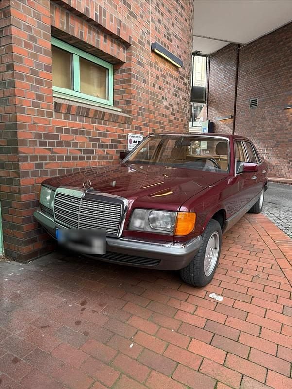 Rot Gebraucht 1985 Mercedes 500 SE Limousine | 19.000 € - Bild 1/4