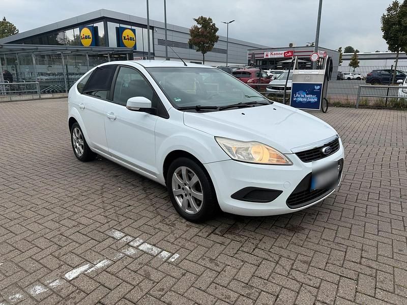 Weiß Gebraucht 2009 Ford Focus Kleinwagen | 2.400 € (Fairer Preis) - Bild 1/4