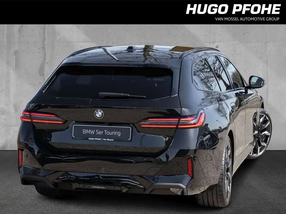 Neu BMW 540 M Sport 303 PS (222 kW) 2026 Saphirschwarz metallic Kombi