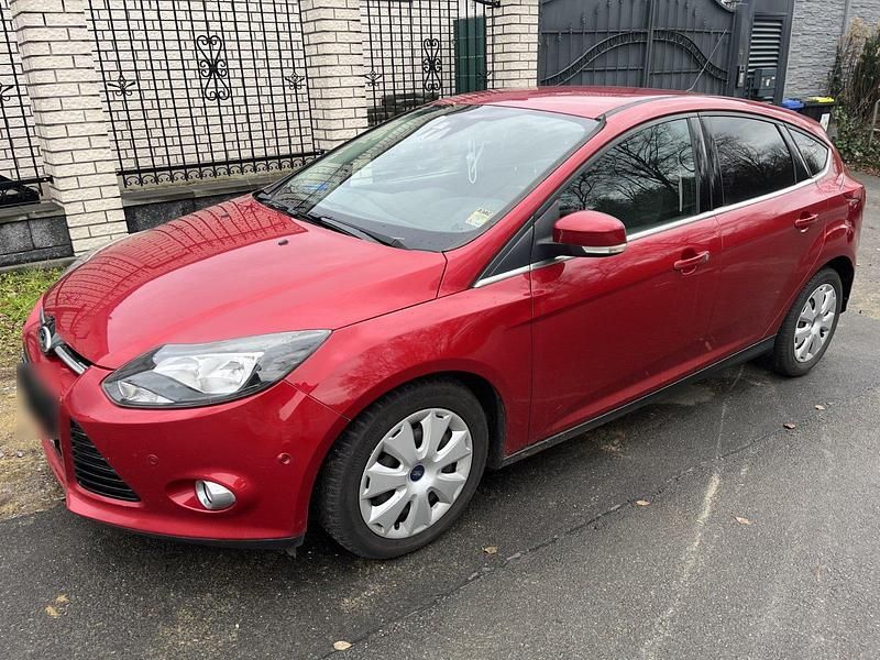 Gebraucht Ford Focus Titanium 116 PS (85 kW) 2014 Rot Limousine