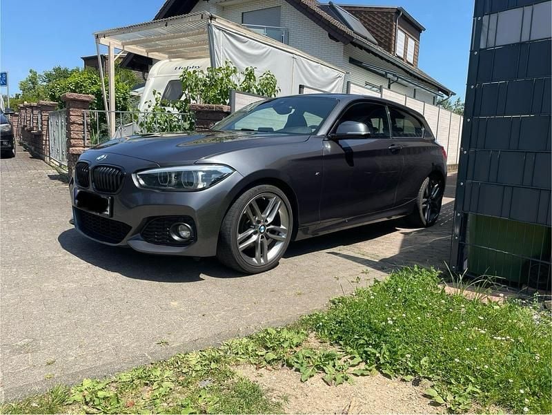 Grau Gebraucht 2018 BMW 118 Coupé M Sport Coupé | 14.300 € - Bild 1/4