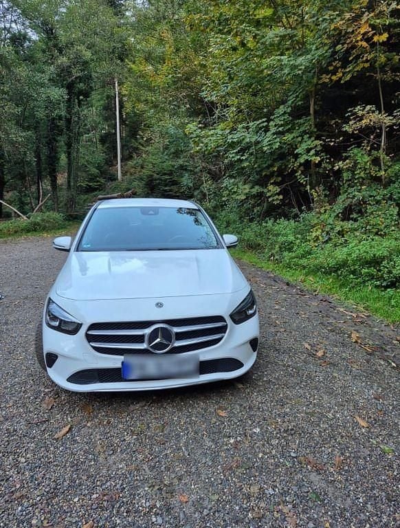 Weiß Gebraucht 2019 Mercedes B200 Van / Kleinbus | 18.900 € (Superpreis) - Bild 1/4