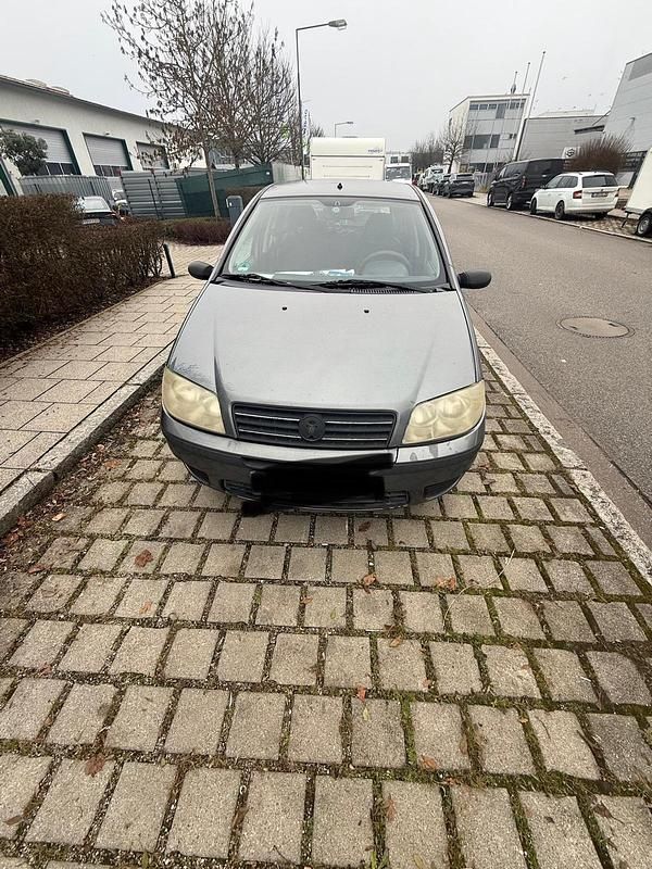 Grau Gebraucht 2004 Fiat Punto Limousine | 780 € (Fairer Preis) - Bild 1/4