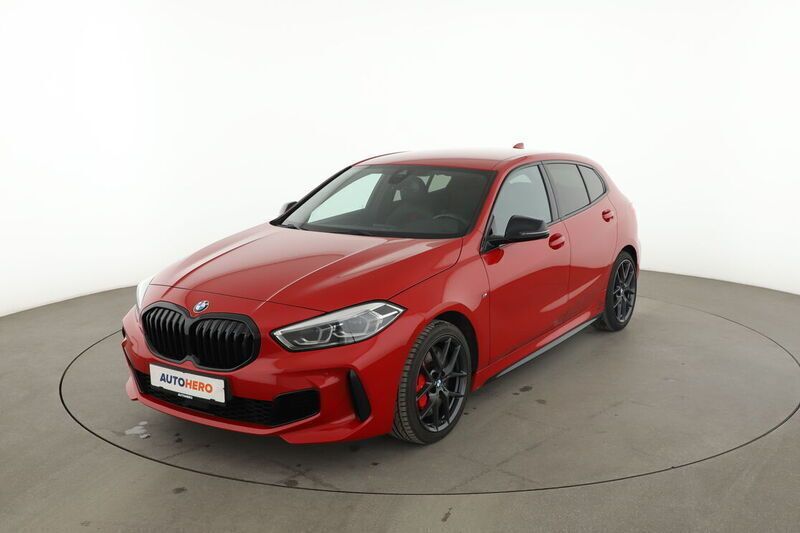 Rot Gebraucht 2021 BMW 128 Performance Limousine | 29.090 € (Fairer Preis) - Bild 1/4