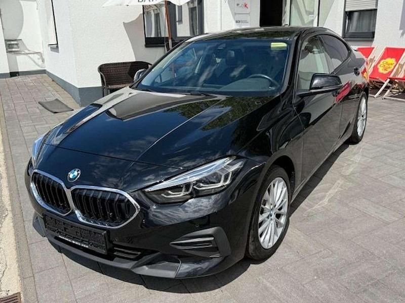 Schwarz ii/bonnet fluid black Gebraucht 2022 BMW 220 Advantage Limousine | 19.980 € - Bild 1/4