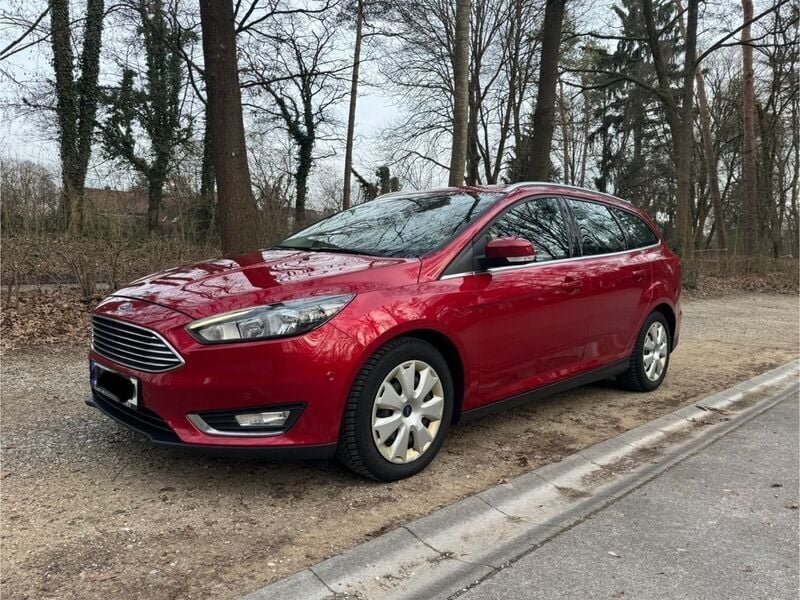 Rot Gebraucht 2017 Ford Focus Titanium Limousine | 9.499 € (Teuer) - Bild 1/4