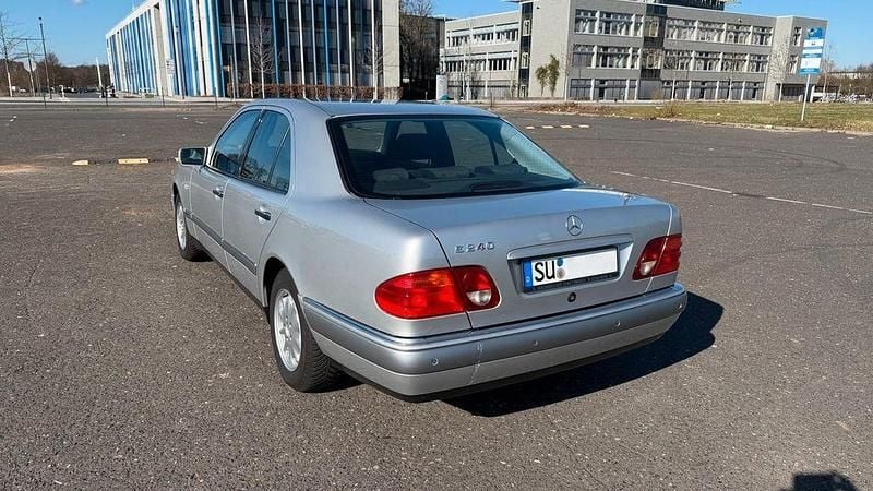 Gebraucht Mercedes E240 Elegance 170 PS (125 kW) 1999 Silber Limousine