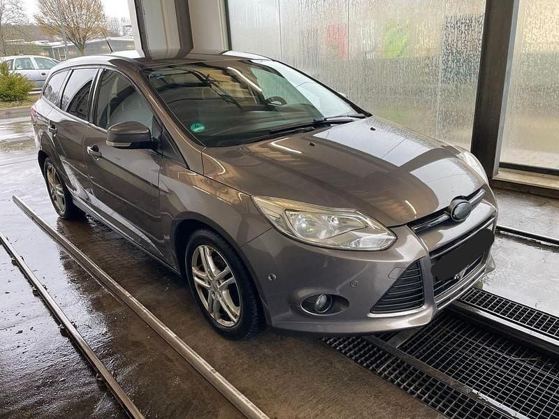 Gebraucht Ford Focus Trend 125 PS (91 kW) 2014 Andere farben Limousine
