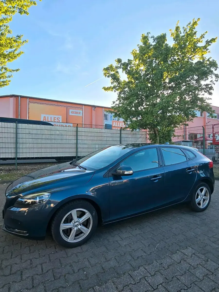 Gebraucht Volvo V40 120 PS (88 kW) 2018 Blau Limousine
