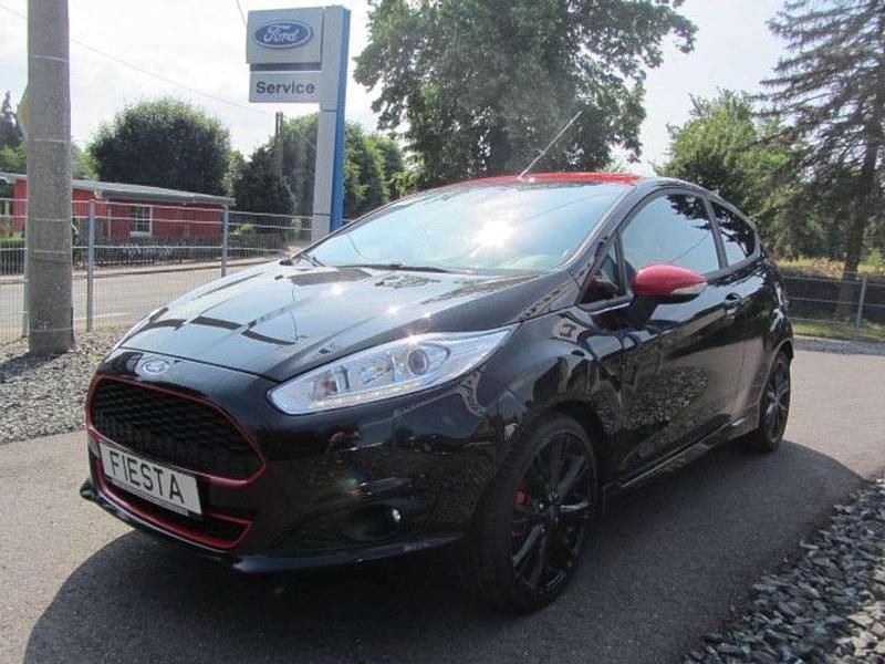 Gebraucht Ford Fiesta 140 PS (102 kW) 2016 Pantherschwarz/rot Kleinwagen
