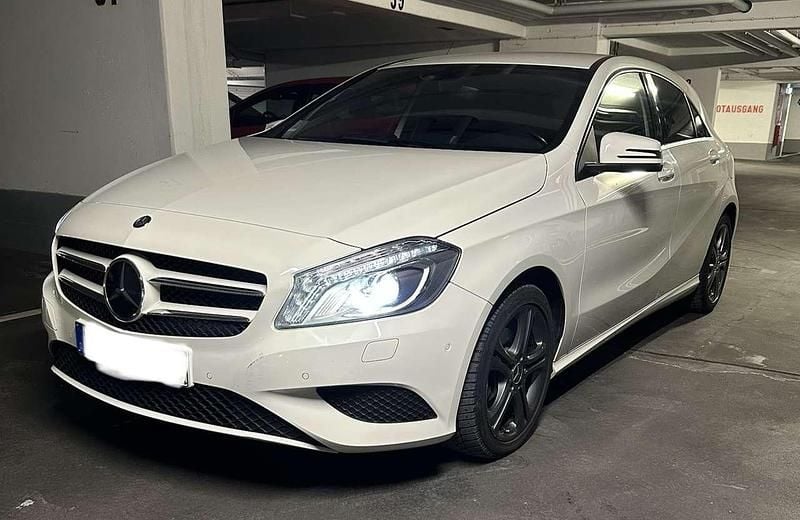 Weiß Gebraucht 2015 Mercedes A180 Kleinwagen | 12.900 € (Fairer Preis) - Bild 1/4