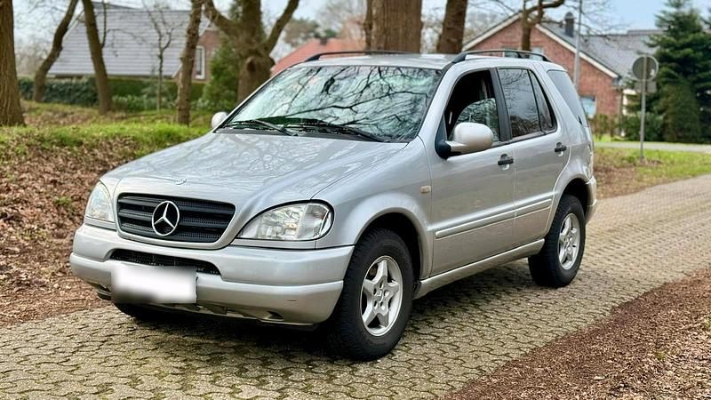 Gebraucht Mercedes ML270 163 PS (119 kW) 2000 Silber SUV