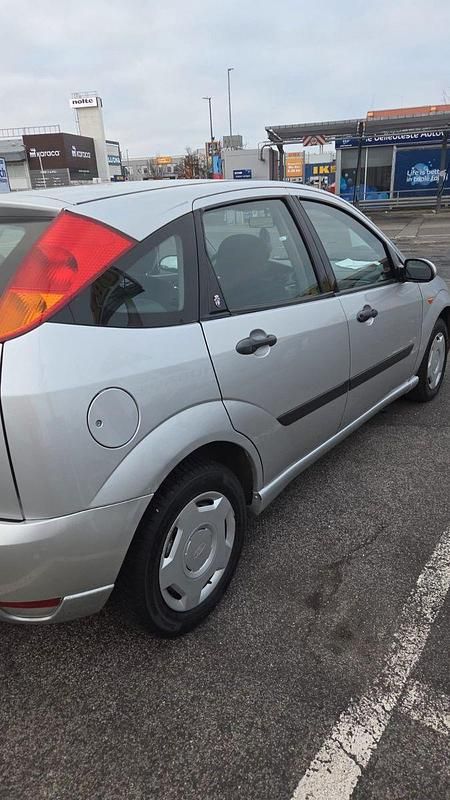 Gebraucht Ford Focus Ambiente 116 PS (85 kW) 1999 Silber Kombi