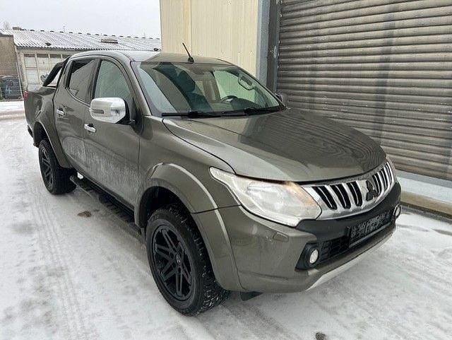 Gebraucht Mitsubishi L200 Basis 181 PS (133 kW) 2017 Grün Abholung