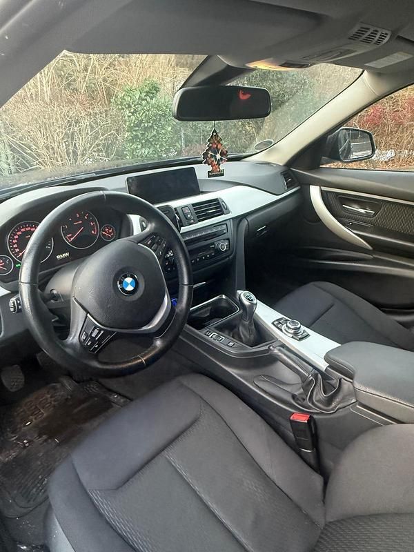 Gebraucht BMW 318 143 PS (105 kW) 2013 Blau Limousine