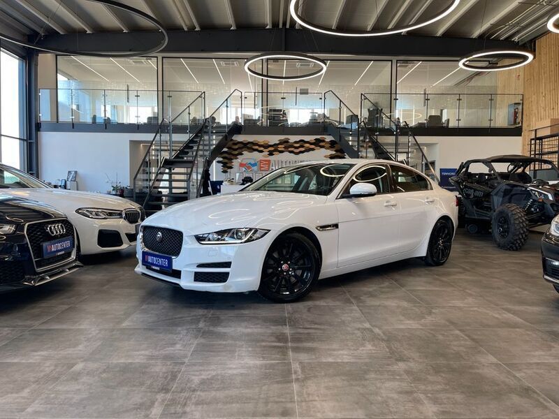 Weiß Gebraucht 2015 Jaguar XE Pure Limousine | 13.999 € (Fairer Preis) - Bild 1/4