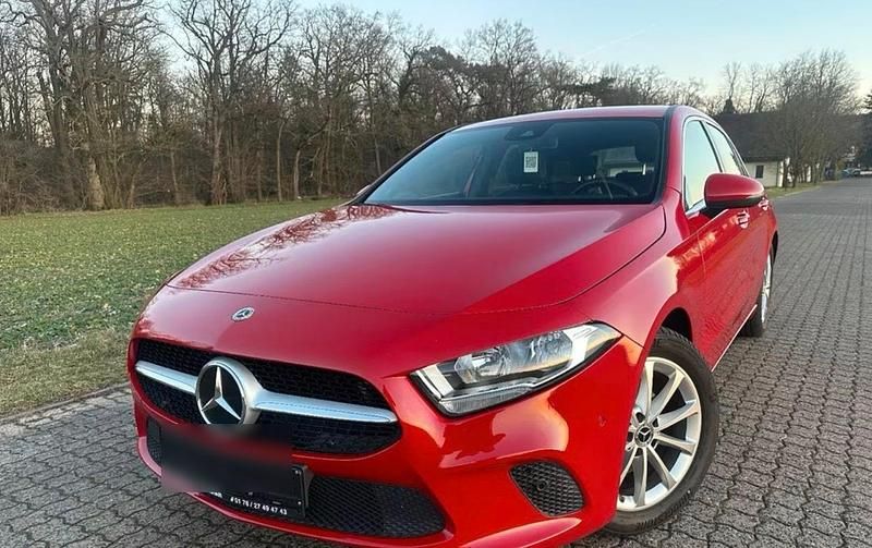 Rot Gebraucht 2019 Mercedes A180 Premium Limousine | 23.200 € (Fairer Preis) - Bild 1/4